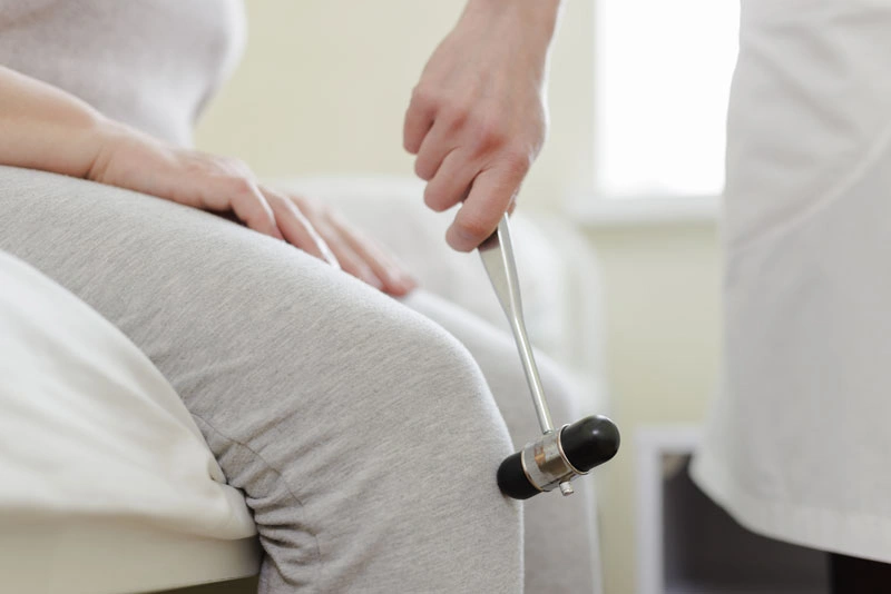 невролог проводит диагностику пациента на дому